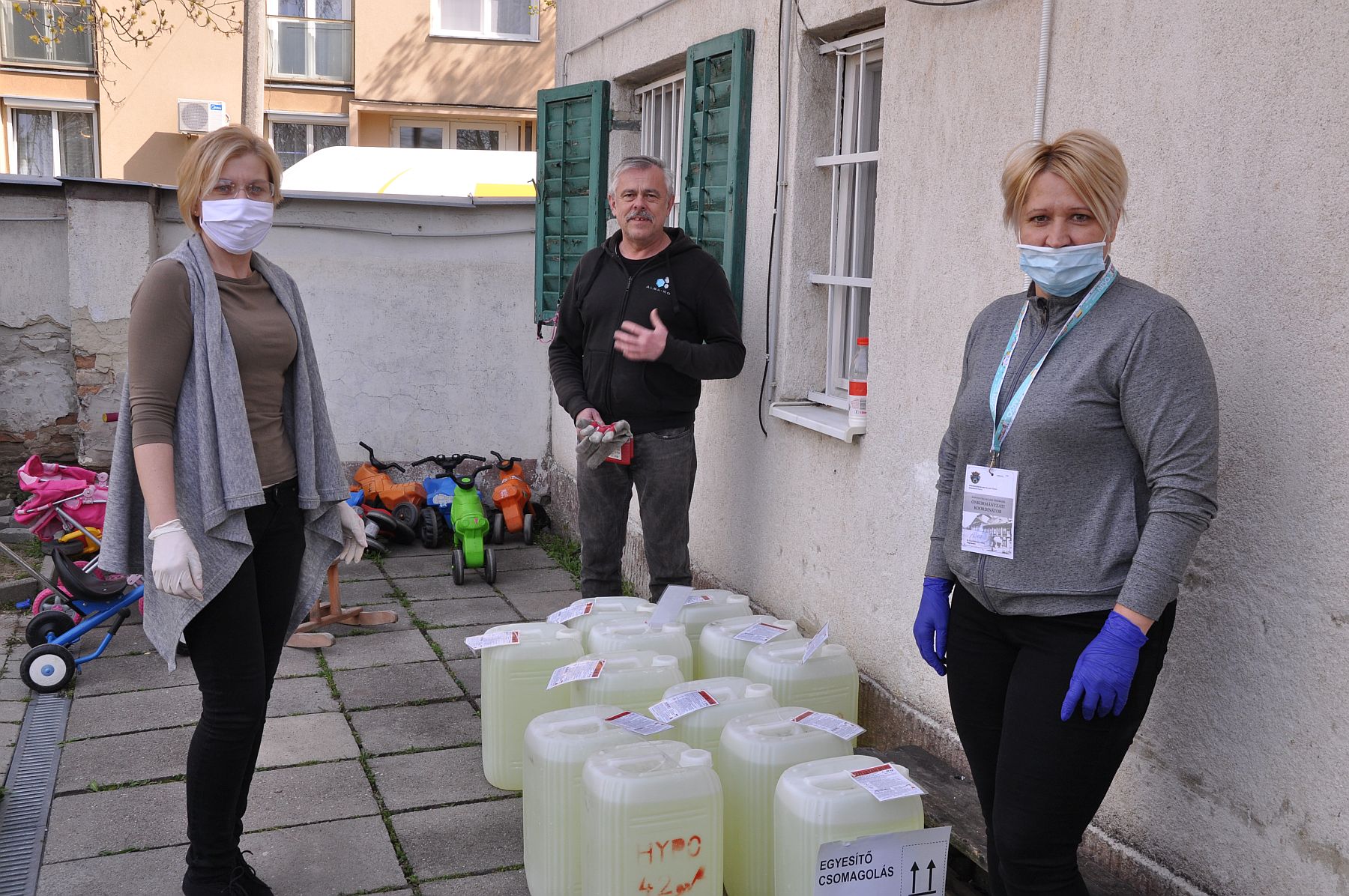 Háromszáz liter hypót adományoztak a Családok Átmeneti Otthonának